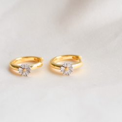"Marguerit" sm� guld hoops med en marguerit