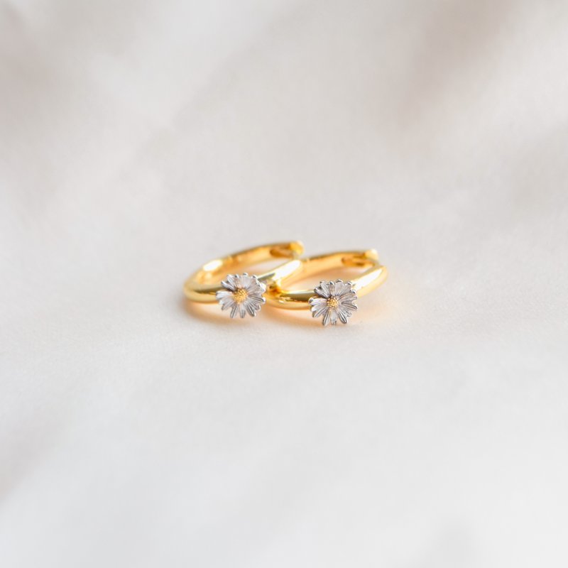 "Marguerit" sm� guld hoops med en marguerit