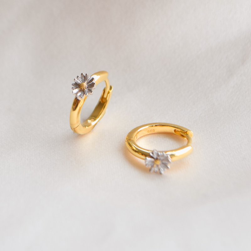 "Marguerit" sm� guld hoops med en marguerit