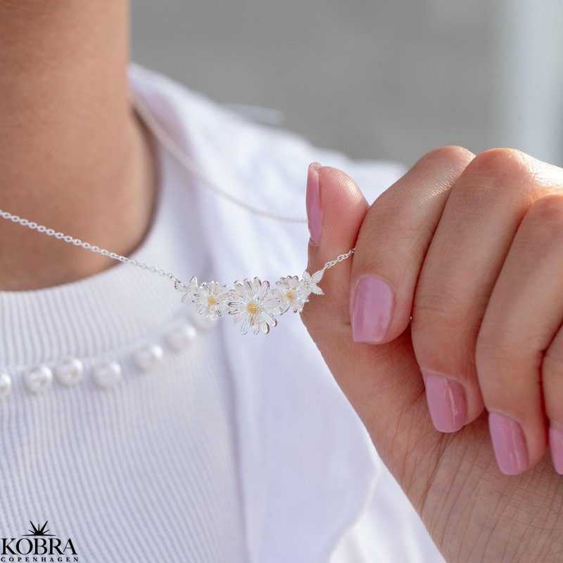 "Marguerit" necklace with 3 beautiful daisies