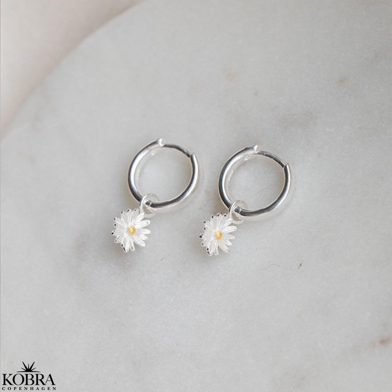 "Marguerit" silver hoops with daisies
