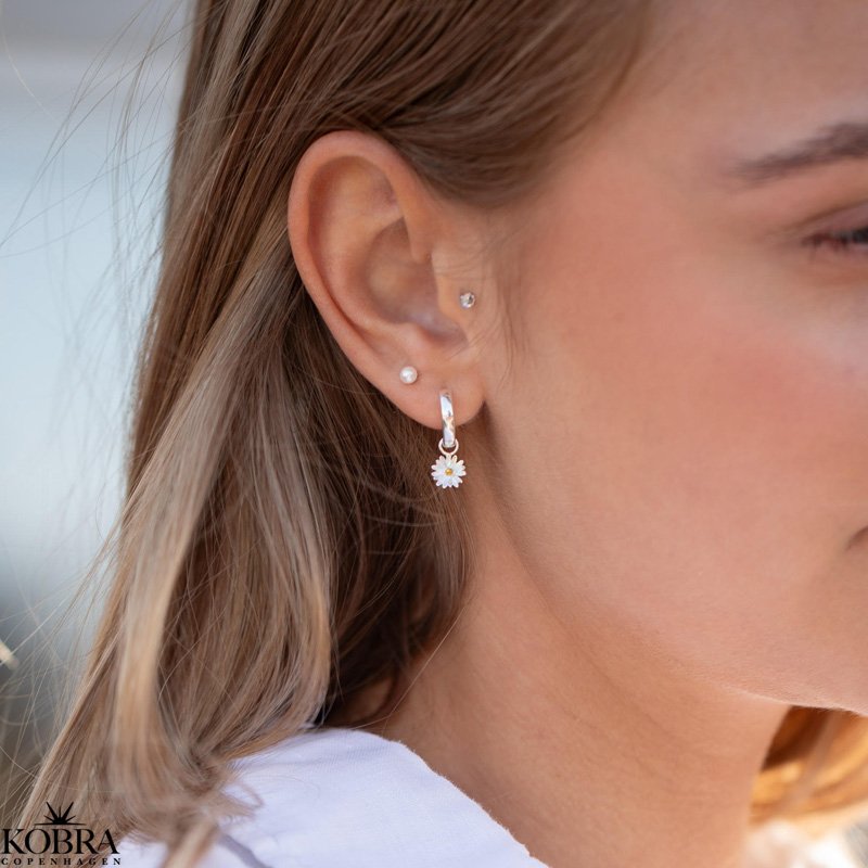 "Marguerit" silver hoops with daisies