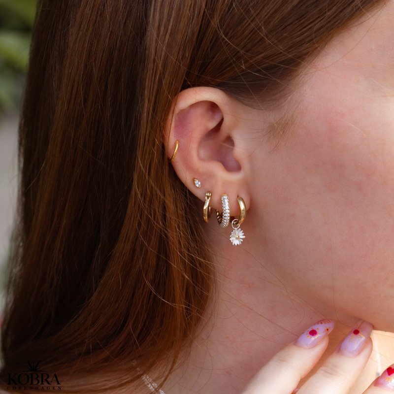 "Marguerite" gold hoops with daisies