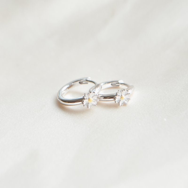 "Marguerit" sm� s�lv hoops med en marguerit