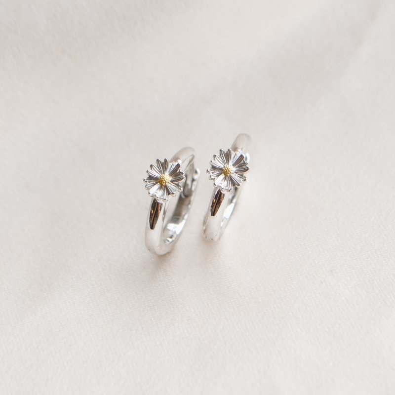 "Marguerit" sm� s�lv hoops med en marguerit