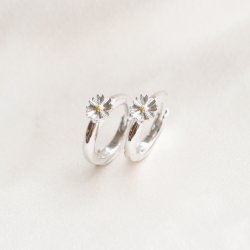 "Marguerit" sm� s�lv hoops med en marguerit