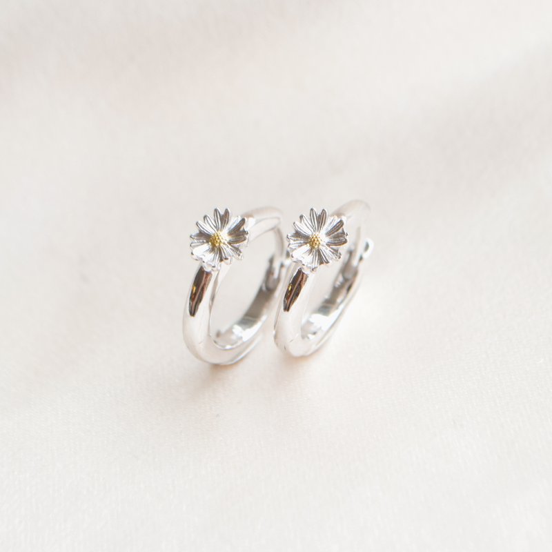 "Marguerit" sm� s�lv hoops med en marguerit