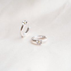 "Marguerit" sm� s�lv hoops med en marguerit