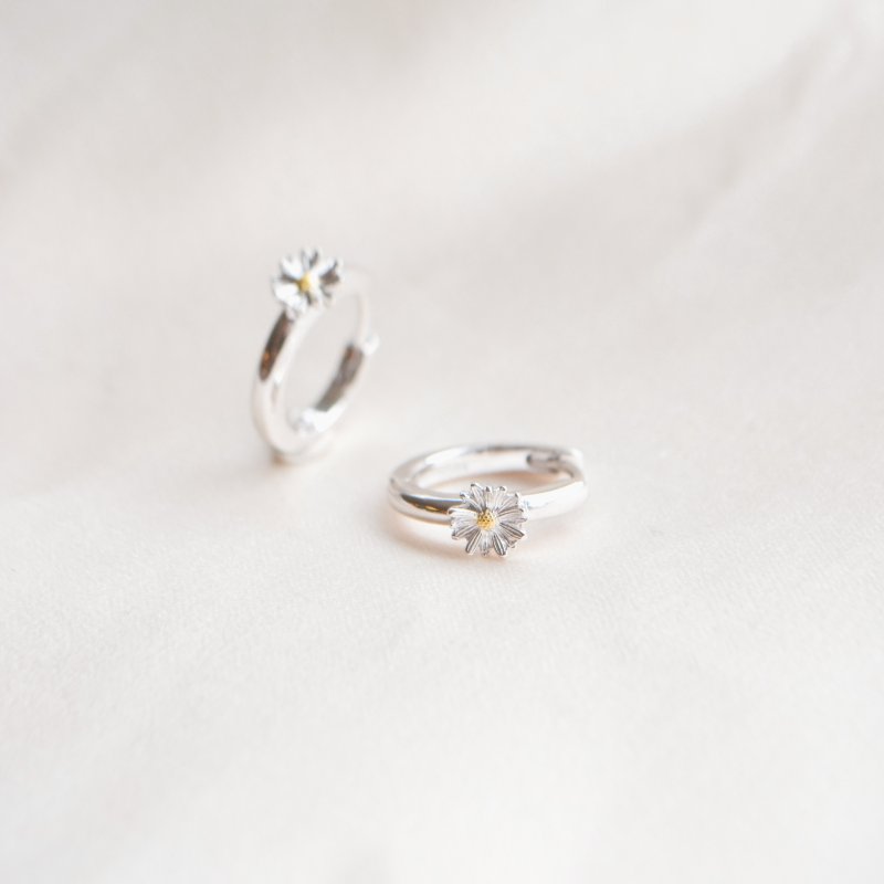 "Marguerit" sm� s�lv hoops med en marguerit