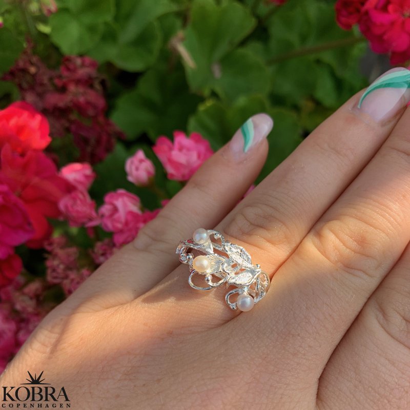 "Marina" silver leaf ring with pearls
