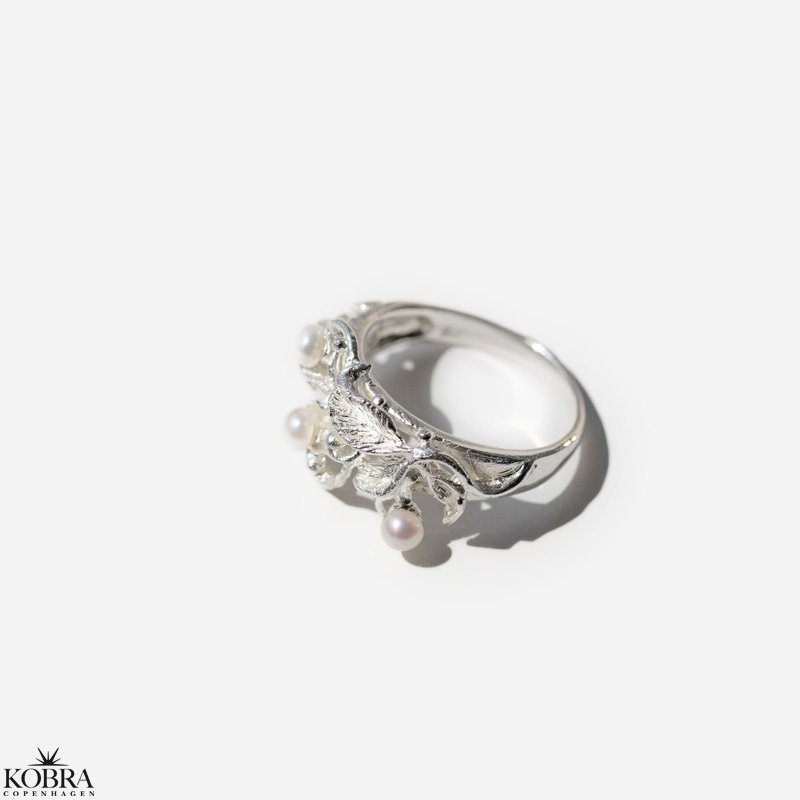 "Marina" silver leaf ring with pearls
