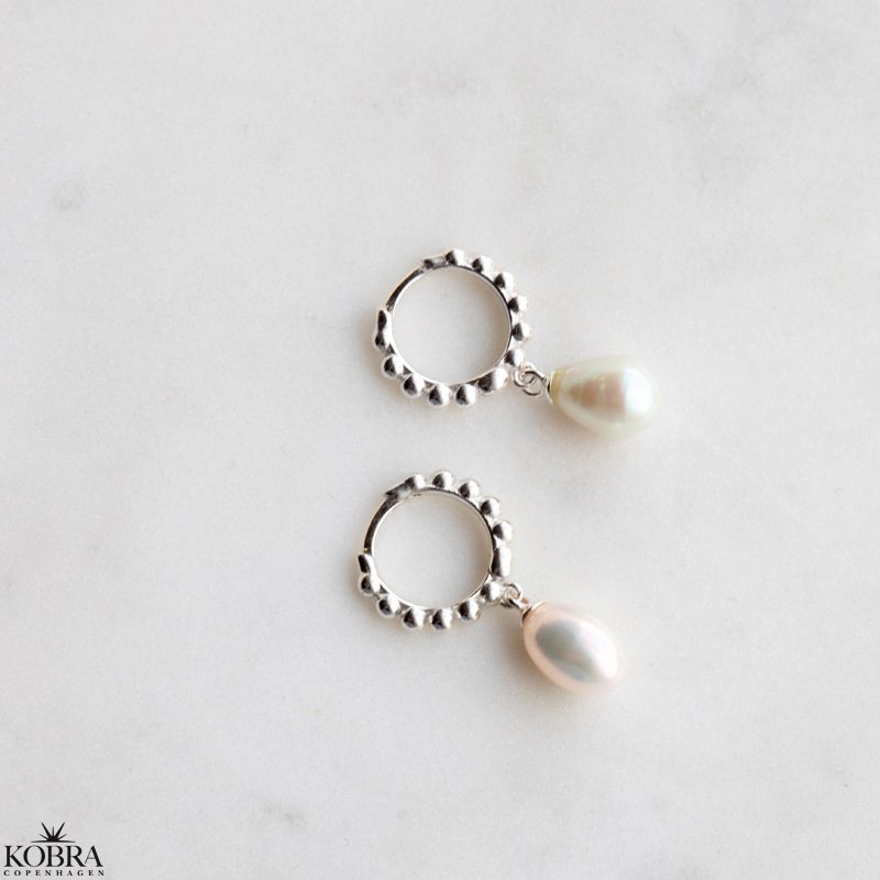 "Marisol" slv hoops med gte ferskvandsperler