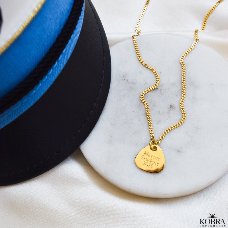 "Mavis" 18 karat forgyldt halskde med plekter inklusiv gravering