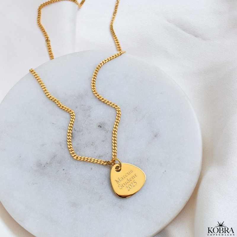 "Mavis" Guldplterat halsband med gravyr fr mn