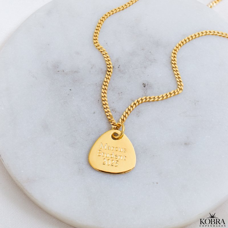 "Mavis" 18 karat forgyldt halskde med plekter inklusiv gravering