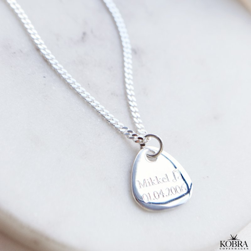 "Mavis" slv halskde med plekter inklusiv gravering