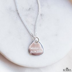 "Mavis" slv halskde med plekter inklusiv gravering