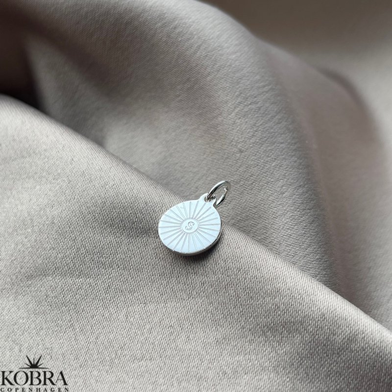 "Mayday Circle" Mini sterling slv halskde med gravering