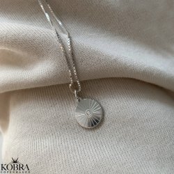 "Mayday Circle" Mini sterling slv halskde med gravering