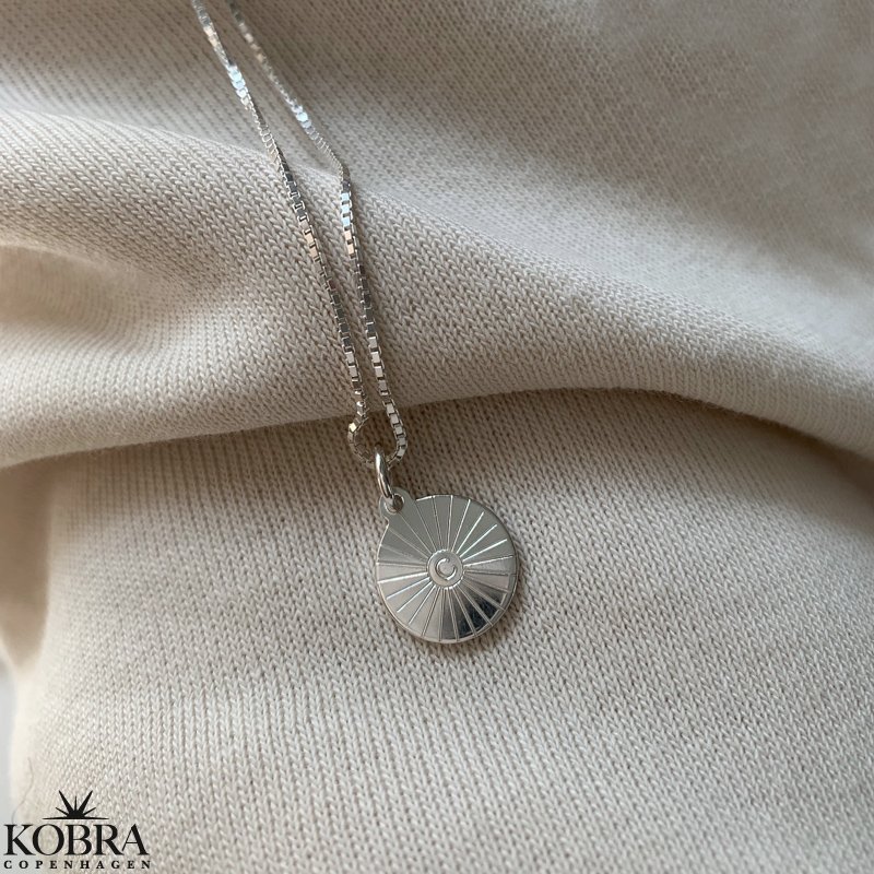 "Mayday Circle" Mini sterling slv halskde med gravering