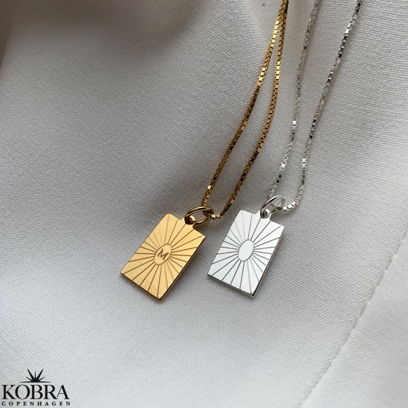 "Mayday" Mini firkantet guldhalskde med gravering