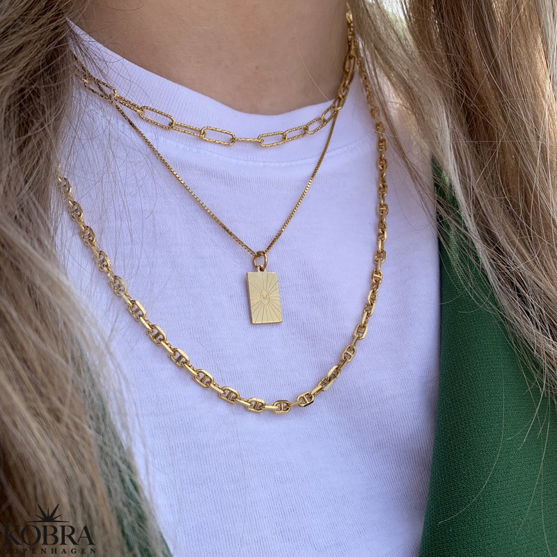 "Mayday" Mini firkantet guldhalskde med gravering