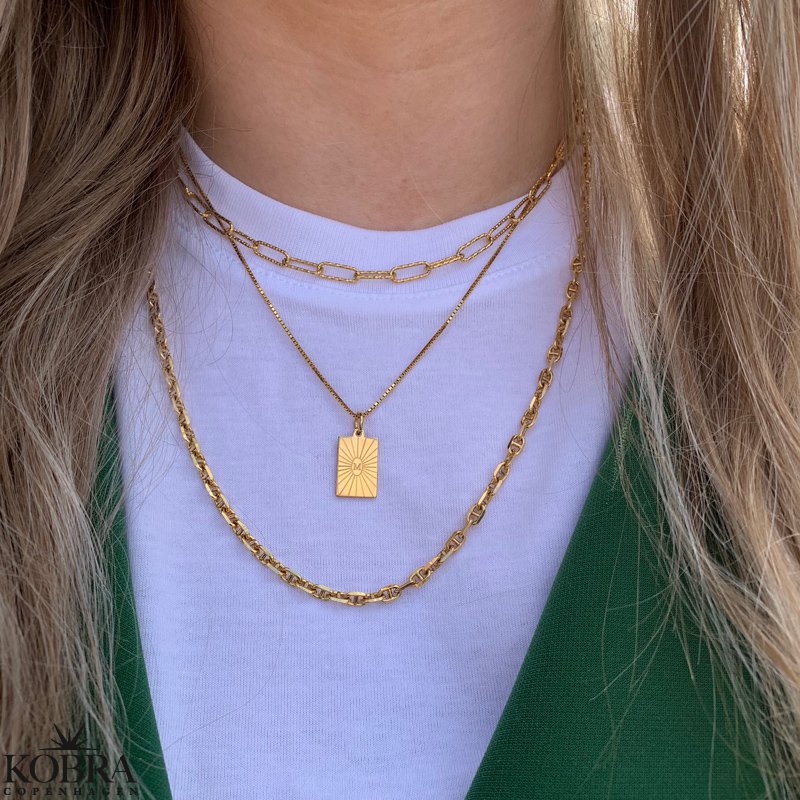 "Mayday" Mini firkantet guldhalskde med gravering