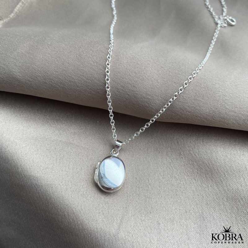 "Sara" lille oval slv medaljon med personlig gravering