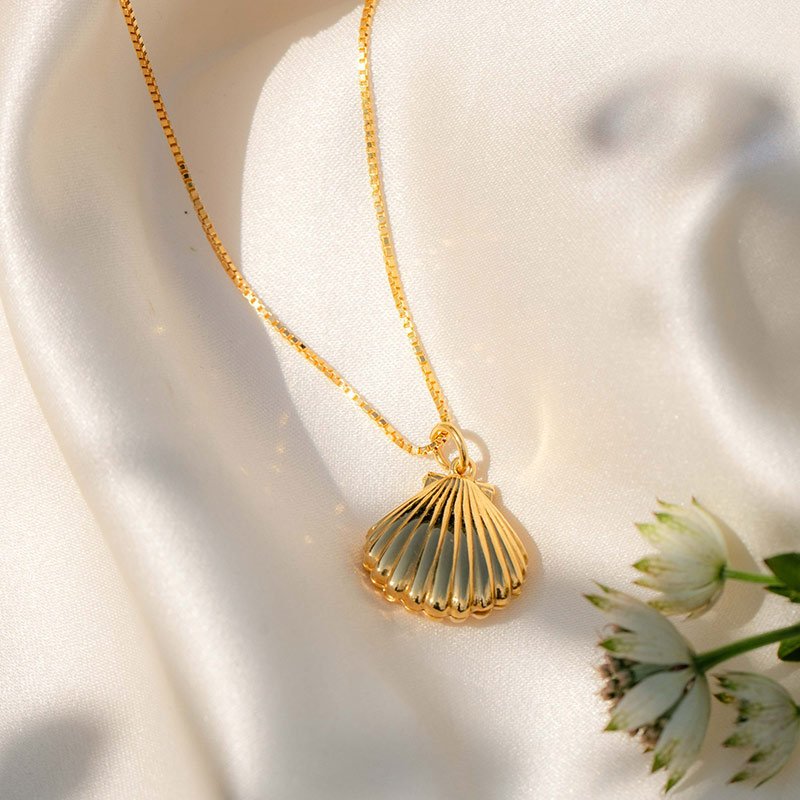  "Shiela" gold locket shaped like a clam