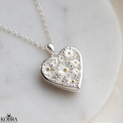 "Marguerit" heart locket in silver with beautiful daisies