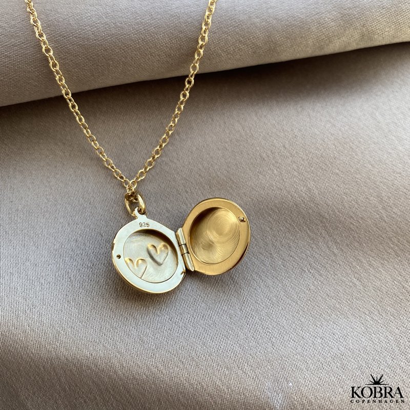 "Jasmine" 18 karat forgyldt rund medaljon med hjerter