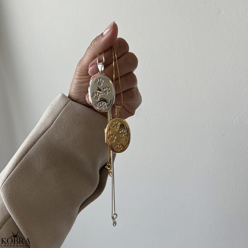 "Loyal" Oval slv medaljon med poter med personlig gravering