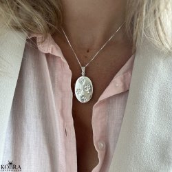 "Loyal" Oval slv medaljon med poter med personlig gravering