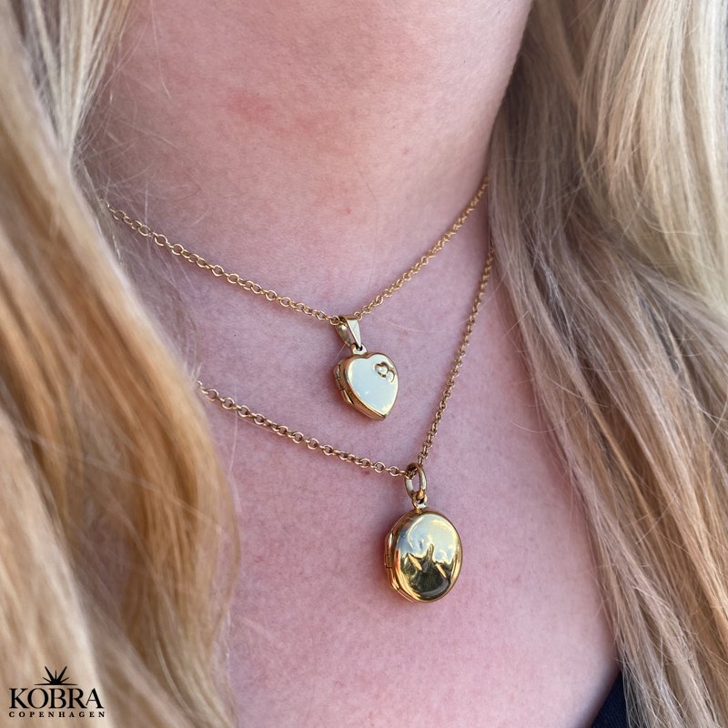 "Jasmine" 18 karat forgyldt rund medaljon med hjerter