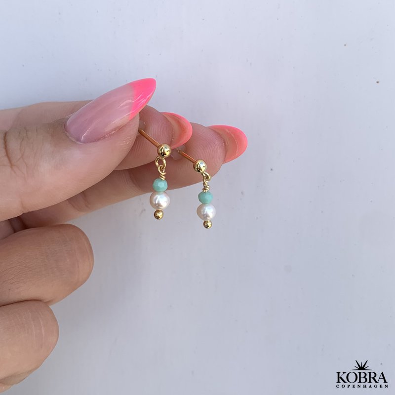 "Melissa" guld ørestikker med hvide ferskvandsperler