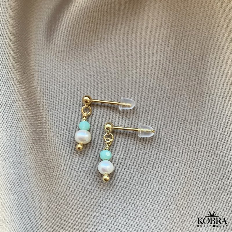 "Melissa" guld ørestikker med hvide ferskvandsperler