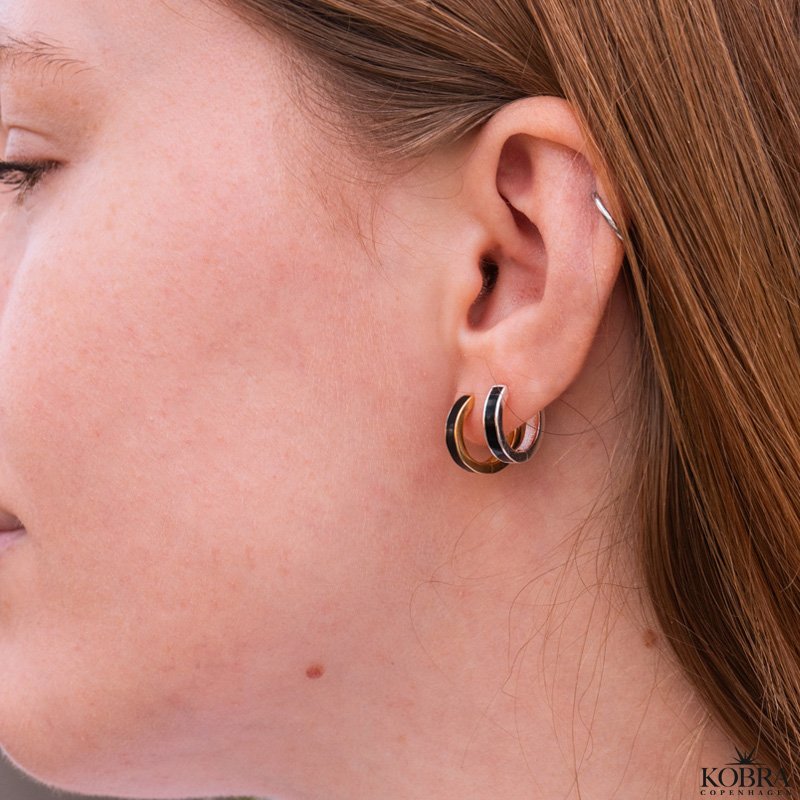 "Melvin" hoops med sort emalje i guld