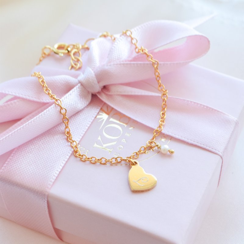 "Memories" armb�nd i 18k forgylt sterling s�lv med hjertevedh�ng, ferskvandsperle og personlig gravering