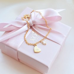 "Memories" armb�nd i 18k forgylt sterling s�lv med hjertevedh�ng, ferskvandsperle og personlig gravering