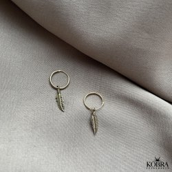 "Merle" gold earrings with small feathers