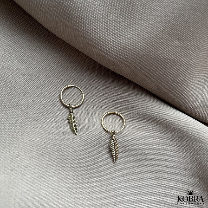 "Merle" gold earrings with small feathers