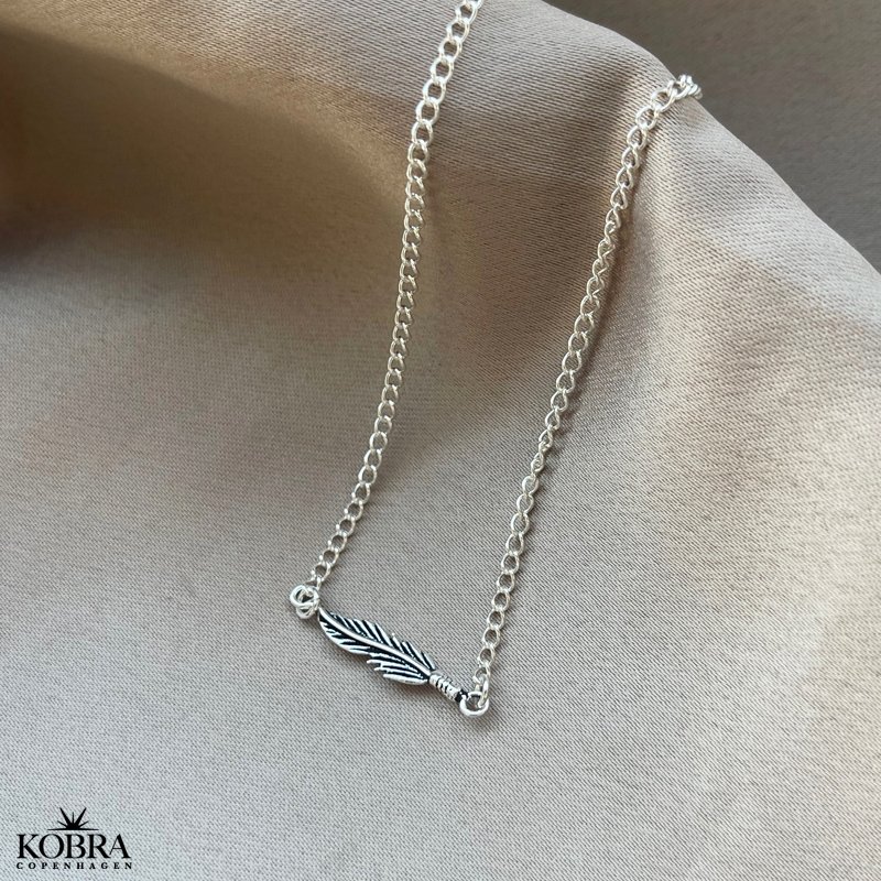 "Merle" silver necklace / choker with small feather