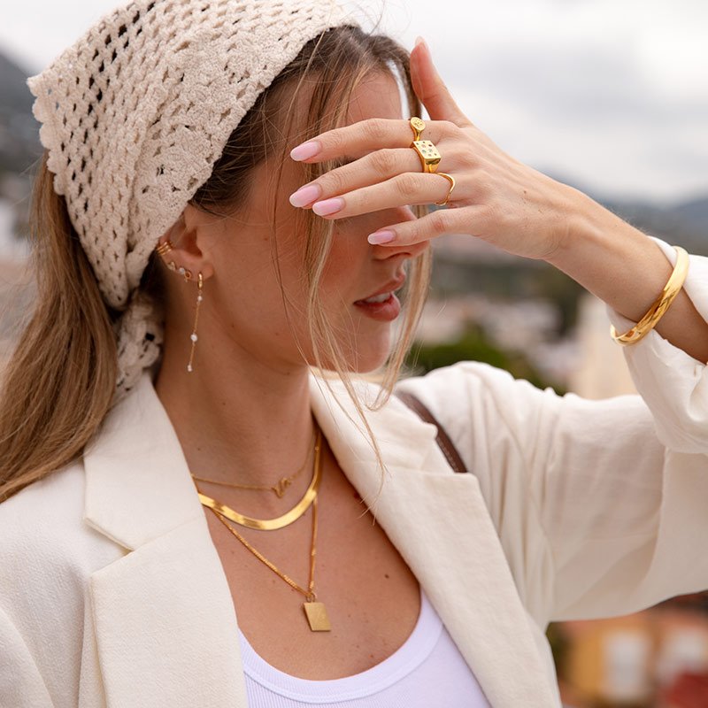 "Cassiopeia" gold signed ring with star and white stone
