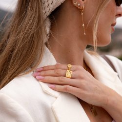 "Cassiopeia" gold signed ring with star and white stone