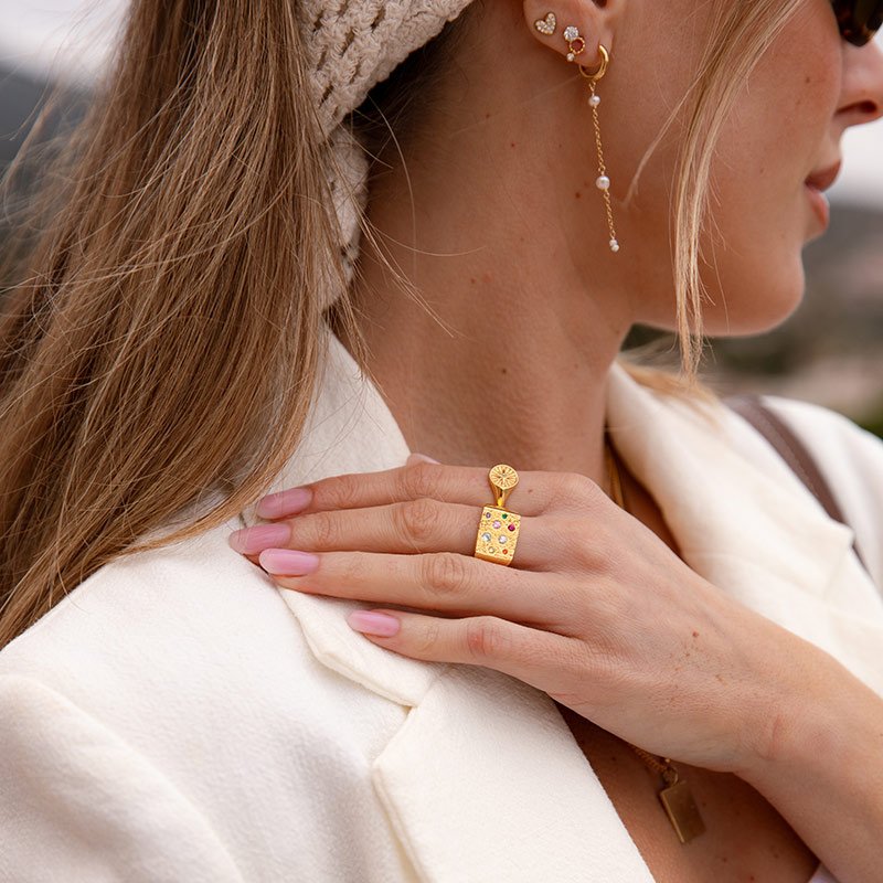 "Cassiopeia" gold signed ring with star and white stone