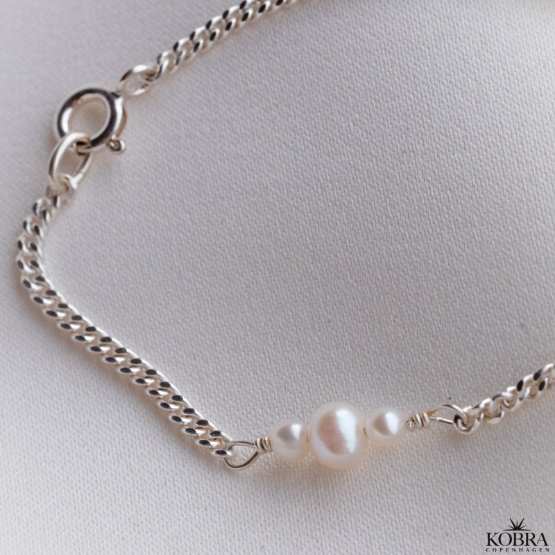 "Midsommar" Pearl bracelet in silver with panzer chain