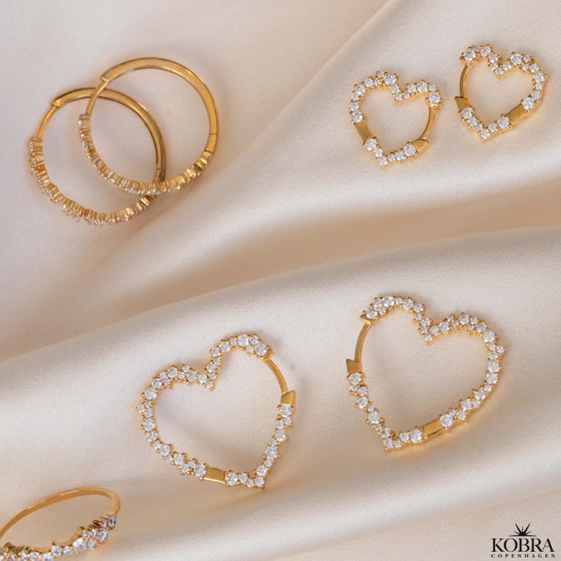 "Mikami" unikke guld hoops (large) med hvide sten