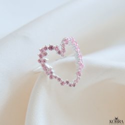 "Mikami" stor hjerte formet ring i slv drysset med lyserde zirkonia sten