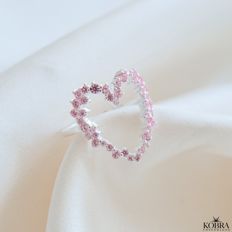 "Mikami" stor hjerte formet ring i slv drysset med lyserde zirkonia sten