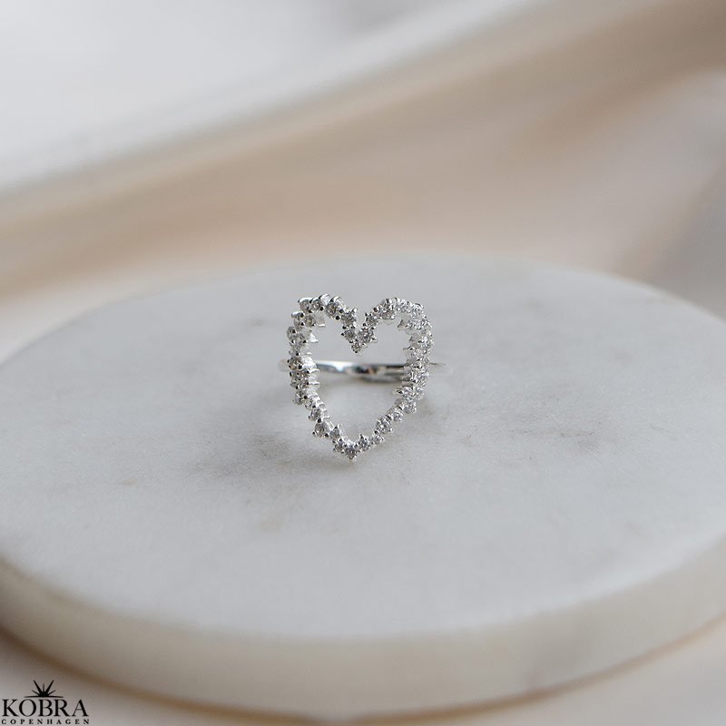 "Mikami" stor hjerte formet ring i slv drysset med hvide zirkonia sten